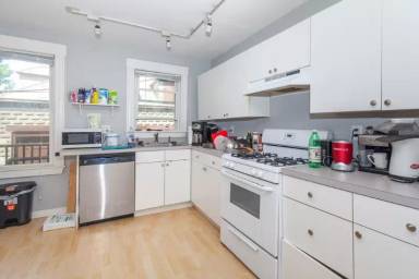 Main picture of 8 Steeves Cir