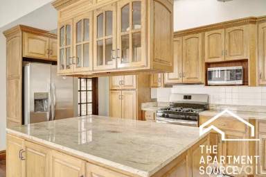 Main picture of 646 N Damen Ave