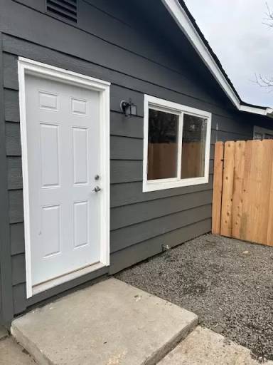 Main picture of 1735 Crater Lake Ave