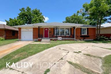 Main picture of 305 W Coe Dr