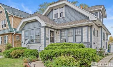 Main picture of 5526 W Wells St