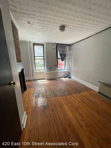 Main picture of 420 E 10th St