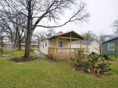 Main picture of 2104 N Galveston Ave