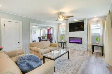 Main picture of 3831 Indiana Ave
