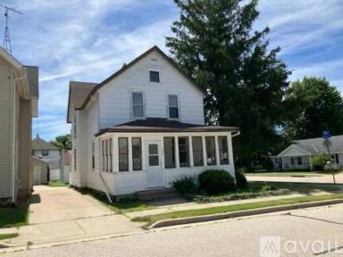 Main picture of 214 Oak St