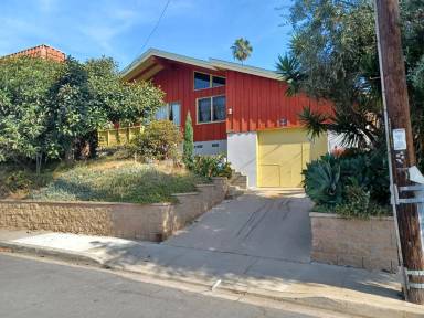 Main picture of 5858 Riley St
