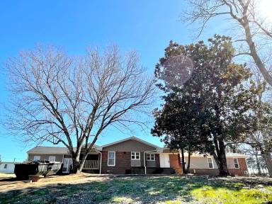 Main picture of 2050 Lewisburg Hwy