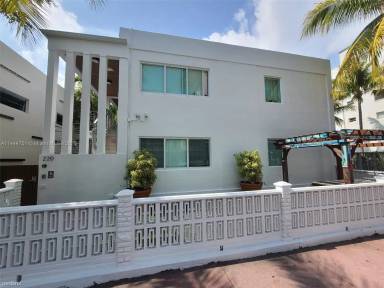 Main picture of 220 Collins Ave