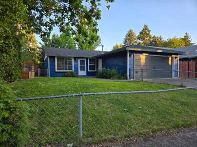 Main picture of 650 SE Alder Ct