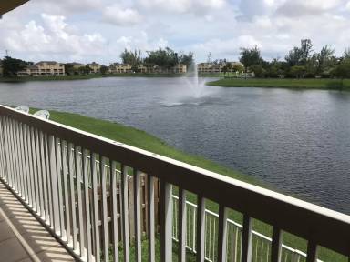 Main picture of Villas At Lakeview