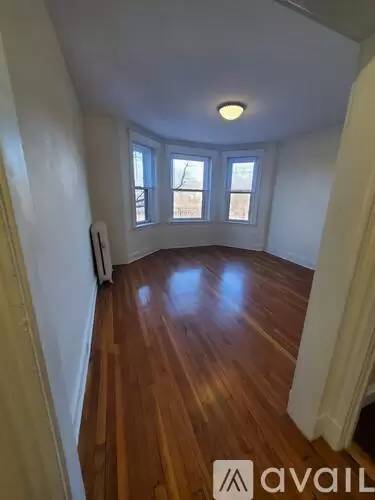 Main picture of 352 Riverway