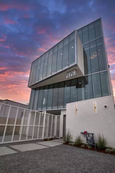 Main picture of 2929 S La Brea Ave