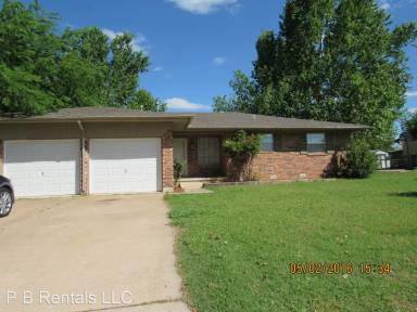 Main picture of 524 NE Cimarron Cir