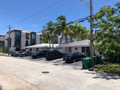 Main picture of 1030 N Victoria Park Rd