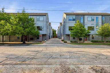 Main picture of 427 W 10th St
