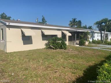 Main picture of 15720 NE 15th Ct