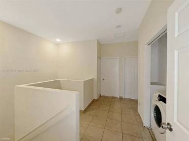 Main picture of 2132 NE 6th St