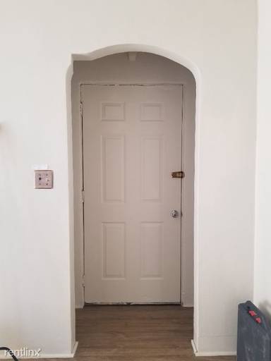Main picture of 1011 E Broad Ave