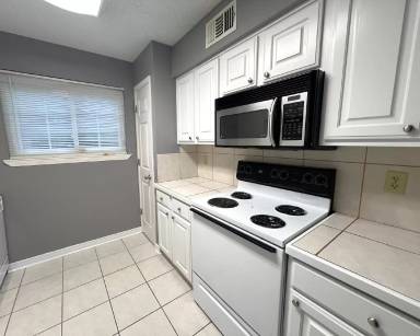 Main picture of 913 W Rothland St