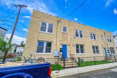 Main picture of 1828 Capitol Ave NE