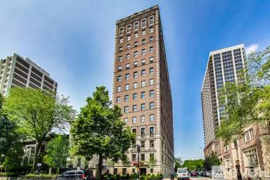 Main picture of 1366 N Dearborn St