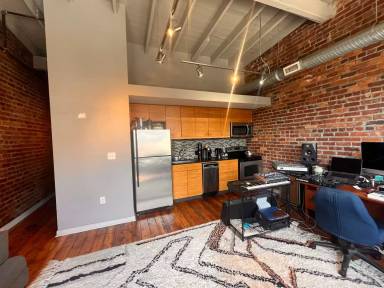 Main picture of 1711 E Franklin St