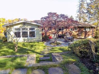 Main picture of 546 Newton St