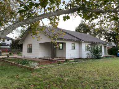Main picture of 608 Silas St
