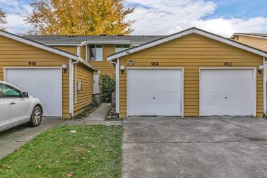 Main picture of 912 28th St NE