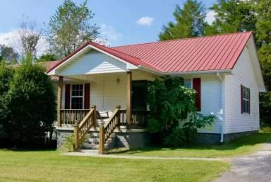 Main picture of 153 Oak Springs Ln