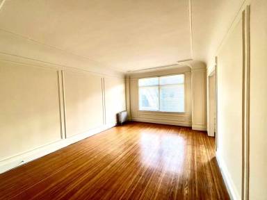 Main picture of 2090 Green St
