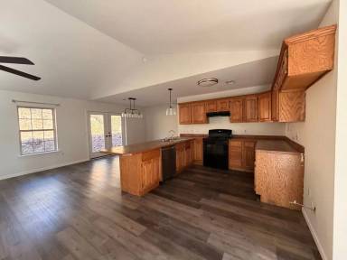 Main picture of 1089 Lake Ridge Dr
