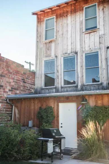 Main picture of 214 S 2nd St