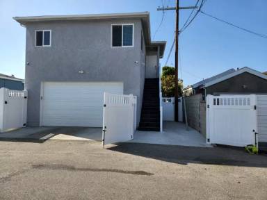 Main picture of 2588 S Bundy Dr