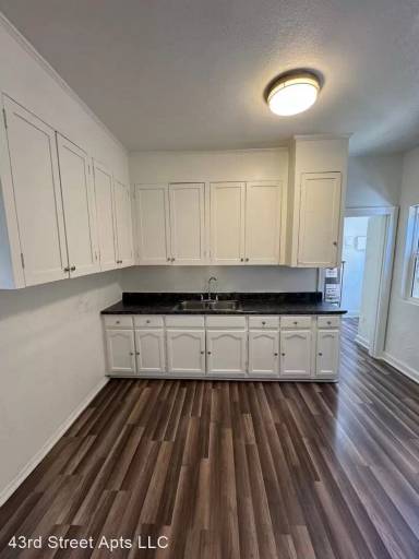 Main picture of 807 W 43rd St