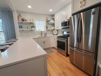Main picture of 410 N Oleander Ave