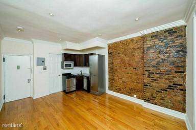 Main picture of 242 E 75th St