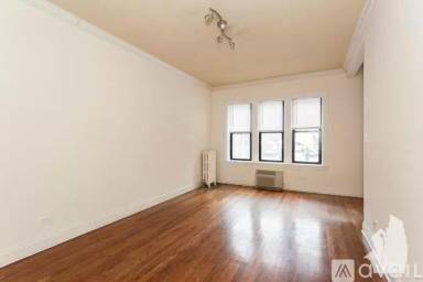 Main picture of 740 W Addison St