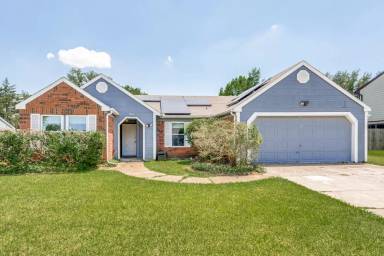 Main picture of 814 N Riverside Dr
