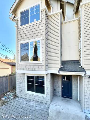 Main picture of 1029 NE 123rd St