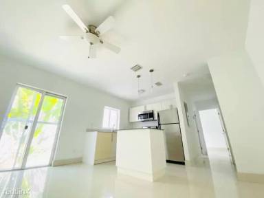 Main picture of 6905 Bay Dr