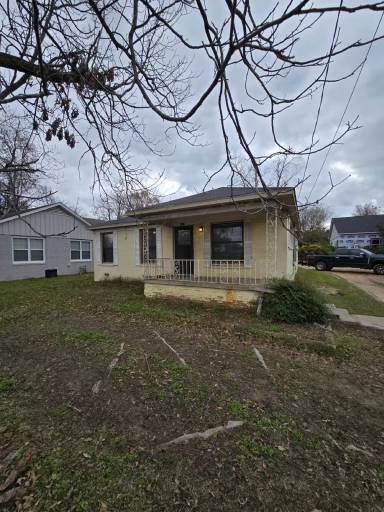 Main picture of 1421 E Front St