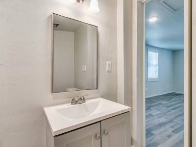 Main picture of 1617 1/2 SW 32nd St