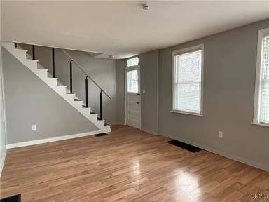 Main picture of 261 W 5th St