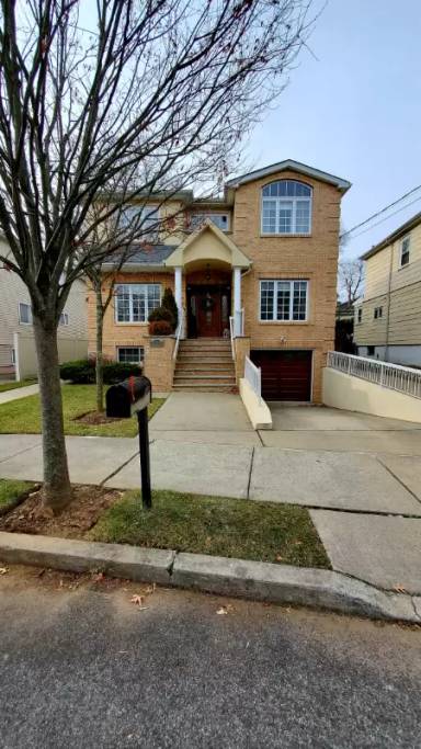 Main picture of 18 Woodvale Ave
