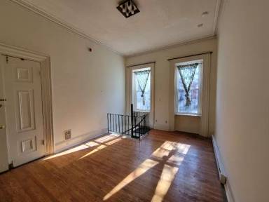 Main picture of 1915 Green St