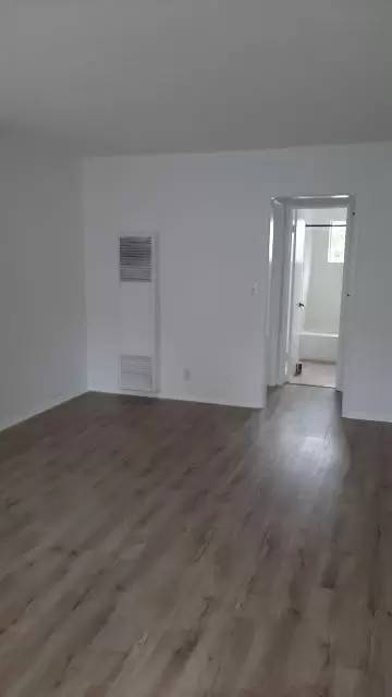 Main picture of 2702 Broadway