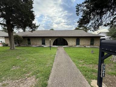 Main picture of 921 Deer Ridge Dr