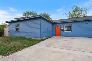 Main picture of 2902 S Laredo St