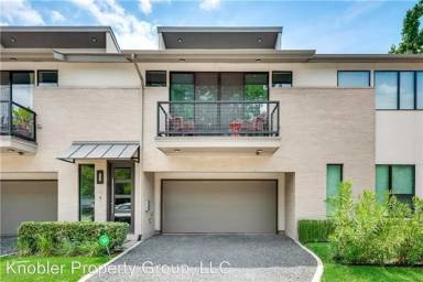 Main picture of 2222 N Prairie Ave